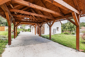 Parkovací stání (pro 1 - 2 auta). - Prodej domu 109 m², Kamenný Malíkov