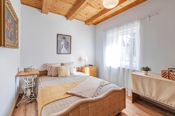 Ložnice v přízemí. - Prodej domu 109 m², Kamenný Malíkov