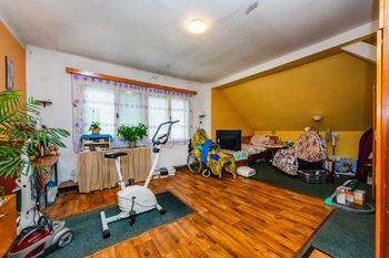 Obývací pokoj - Prodej nájemního domu 232 m², Mnichovo Hradiště