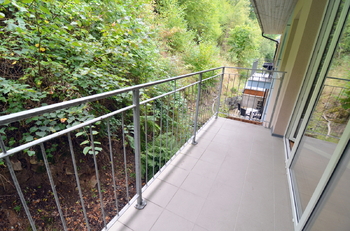 balkón u ložnice orientovaný do klidné zeleně - Prodej bytu 4+kk v osobním vlastnictví 126 m², Český Krumlov