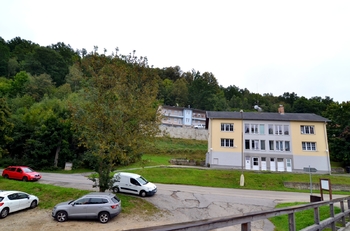 okolí domu pohled od řeky  - Prodej bytu 4+kk v osobním vlastnictví 126 m², Český Krumlov