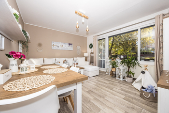 Obývací pokoj s lodžií  - Prodej bytu 3+1 v družstevním vlastnictví 72 m², Teplice