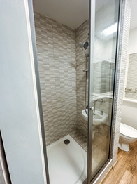 Koupelna - Pronájem bytu 1+kk v družstevním vlastnictví 21 m², Prachatice