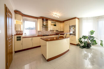 Prodej domu 636 m², Chlumčany