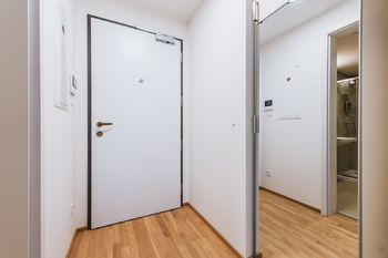 Předsíň s vestavěnou skříní - Pronájem bytu 1+kk v osobním vlastnictví 38 m², Praha 5 - Smíchov