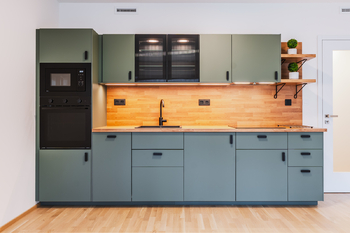 Kuchyňská linka s výbavou - Pronájem bytu 1+kk v osobním vlastnictví 38 m², Praha 5 - Smíchov