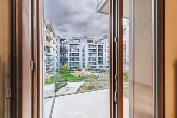 Balkon s orientací do vnitrobloku - Pronájem bytu 1+kk v osobním vlastnictví 38 m², Praha 5 - Smíchov