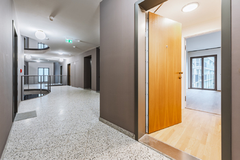 Vstup do bytové jednotky ze společné chodby s výtahemr - Pronájem bytu 1+kk v osobním vlastnictví 38 m², Praha 5 - Smíchov