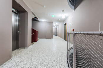 Společná chodba na patře - Pronájem bytu 1+kk v osobním vlastnictví 38 m², Praha 5 - Smíchov