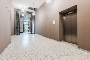 Vstupní hala do ulice - Pronájem bytu 1+kk v osobním vlastnictví 38 m², Praha 5 - Smíchov