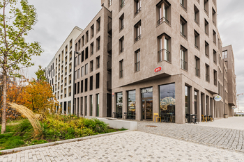 Detail na bytový dům z ulice - Pronájem bytu 1+kk v osobním vlastnictví 38 m², Praha 5 - Smíchov