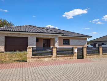 Pohled na rodinný dům z ulice. - Prodej domu 157 m², Kly