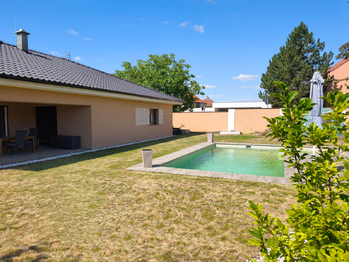 Rodinný dům se terasou, bazénem a prostornou zahradou.  - Prodej domu 157 m², Kly
