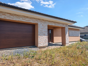 Vstup do domu a garáže. Garáž na 1x automobil.  - Prodej domu 157 m², Kly