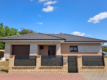 Pohled na rodinný dům z ulice. - Prodej domu 157 m², Kly