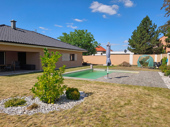 Rodinný dům se terasou, bazénem a prostornou zahradou.  - Prodej domu 157 m², Kly