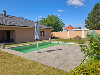 Rodinný dům se terasou, bazénem a prostornou zahradou.  - Prodej domu 157 m², Kly