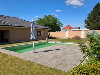 Rodinný dům se terasou, bazénem a prostornou zahradou.  - Prodej domu 157 m², Kly