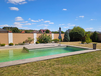 Rodinný dům se terasou, bazénem a prostornou zahradou.  - Prodej domu 157 m², Kly