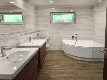 Koupelna s vanou, sprchovým koutem, toaletou, zrcadlem a 2x umyvadlo. - Prodej domu 157 m², Kly