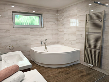 Koupelna s vanou, sprchovým koutem, toaletou, zrcadlem a 2x umyvadlo. - Prodej domu 157 m², Kly