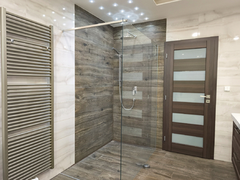 Koupelna s vanou, sprchovým koutem, toaletou, zrcadlem a 2x umyvadlo. - Prodej domu 157 m², Kly