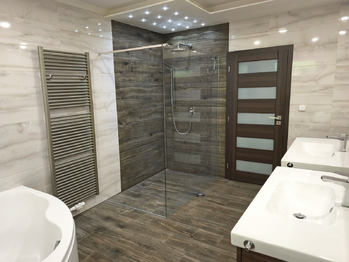 Koupelna s vanou, sprchovým koutem, toaletou, zrcadlem a 2x umyvadlo. - Prodej domu 157 m², Kly