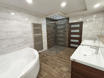Koupelna s vanou, sprchovým koutem, toaletou, zrcadlem a 2x umyvadlo. - Prodej domu 157 m², Kly