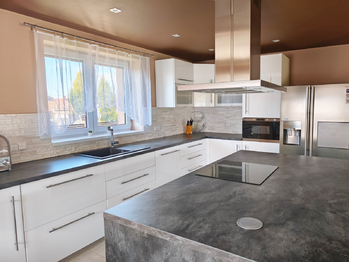 Obývací pokoj se vstupem na terasu a s kuchyňským a jídelním koutem. - Prodej domu 157 m², Kly