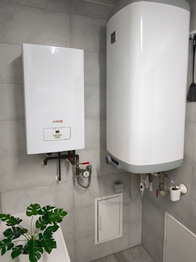 Technická místnost s elektrokotlem, bojlerem, úložnými prostory, výlevkou a místem na pračku a sušičku. - Prodej domu 157 m², Kly