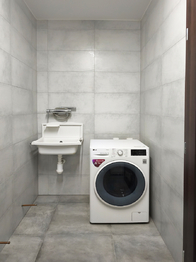 Technická místnost s elektrokotlem, bojlerem, úložnými prostory, výlevkou a místem na pračku a sušičku. - Prodej domu 157 m², Kly