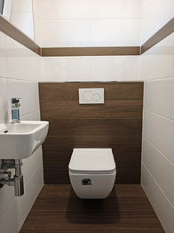 Samostatná toaleta s umyvadlem a oknem. - Prodej domu 157 m², Kly