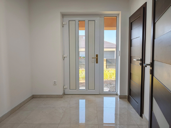 Vstupní chodba. - Prodej domu 157 m², Kly