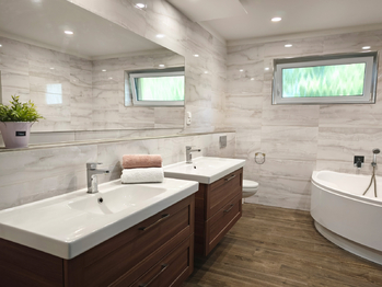 Koupelna s vanou, sprchovým koutem, toaletou, zrcadlem a 2x umyvadlo. - Prodej domu 157 m², Kly