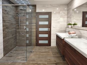 Koupelna s vanou, sprchovým koutem, toaletou, zrcadlem a 2x umyvadlo. - Prodej domu 157 m², Kly