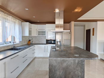 Obývací pokoj se vstupem na terasu a s kuchyňským a jídelním koutem. - Prodej domu 157 m², Kly