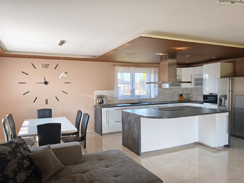 Obývací pokoj se vstupem na terasu a s kuchyňským a jídelním koutem. - Prodej domu 157 m², Kly