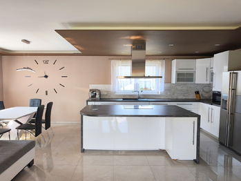 Obývací pokoj se vstupem na terasu a s kuchyňským a jídelním koutem. - Prodej domu 157 m², Kly