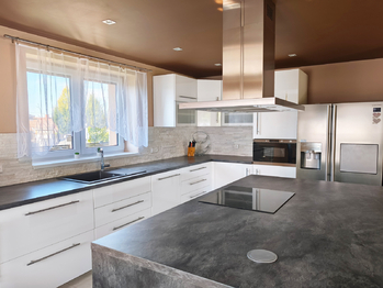 Obývací pokoj se vstupem na terasu a s kuchyňským a jídelním koutem. - Prodej domu 157 m², Kly