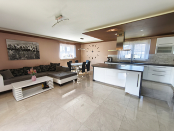 Obývací pokoj se vstupem na terasu a s kuchyňským a jídelním koutem. - Prodej domu 157 m², Kly
