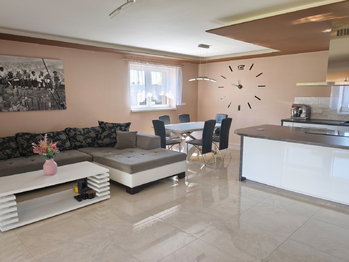 Obývací pokoj se vstupem na terasu a s kuchyňským a jídelním koutem. - Prodej domu 157 m², Kly