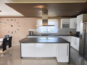 Obývací pokoj se vstupem na terasu a s kuchyňským a jídelním koutem. - Prodej domu 157 m², Kly