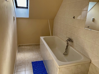 Horní koupelna - Prodej domu 179 m², Ondřejov