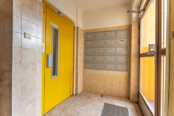 vstup do domu - Prodej bytu 4+kk v osobním vlastnictví 72 m², Praha 4 - Záběhlice