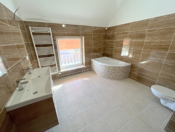2NP koupelna - Prodej domu 235 m², Hořín