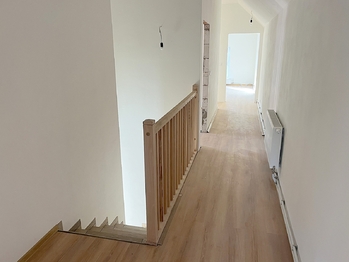 Schodiště a hala - Prodej domu 235 m², Hořín