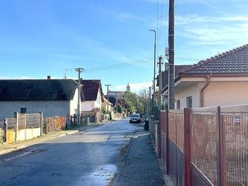 Pohled na ulici se zámkem - Prodej domu 235 m², Hořín