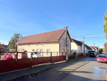 Pohled na RD z ulice - Prodej domu 235 m², Hořín