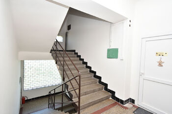 Schodiště v domě.  - Prodej bytu 3+1 v osobním vlastnictví 192 m², Otvovice