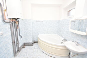 Koupelna s toaletou a plynovým kondenzačním kotlem.  - Prodej bytu 3+1 v osobním vlastnictví 192 m², Otvovice